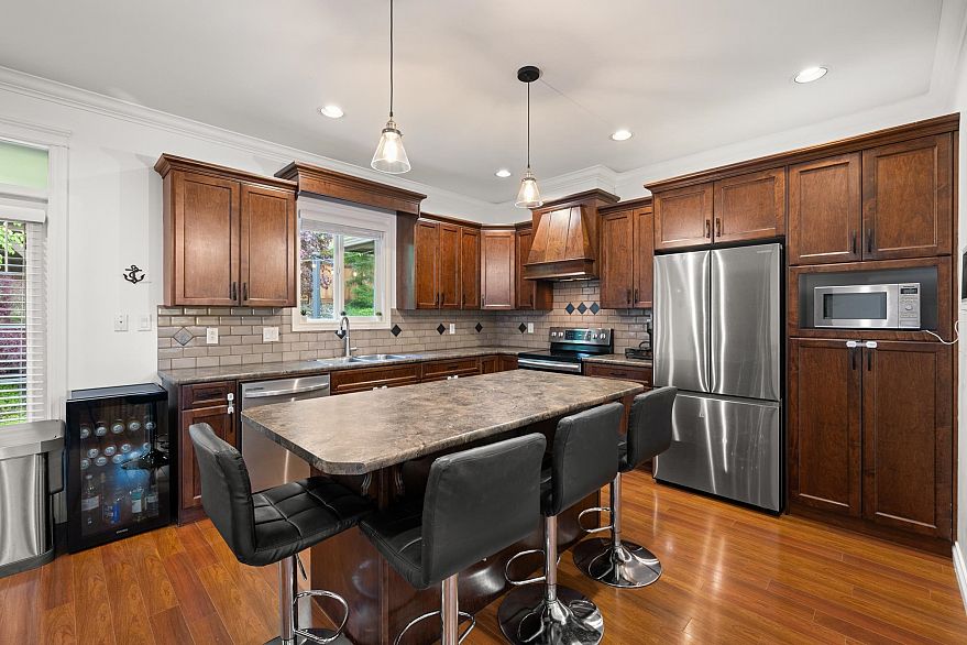 3887 Angus Crescent