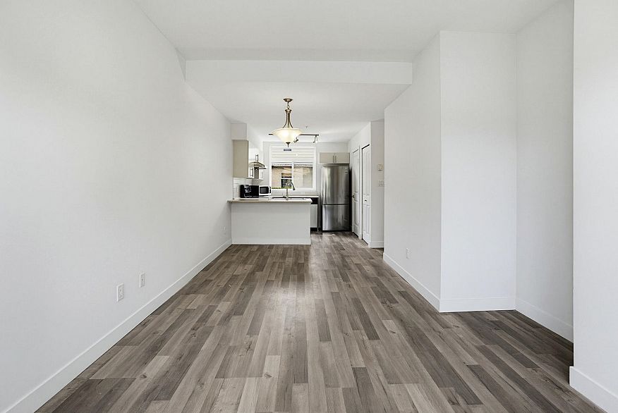 206 5632 Kings Road