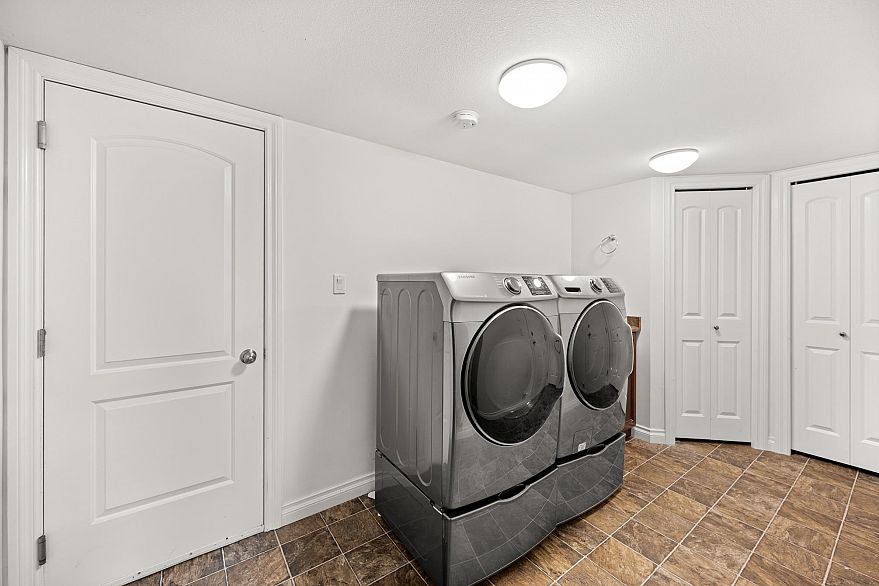 3887 Angus Crescent