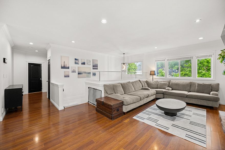 3887 Angus Crescent