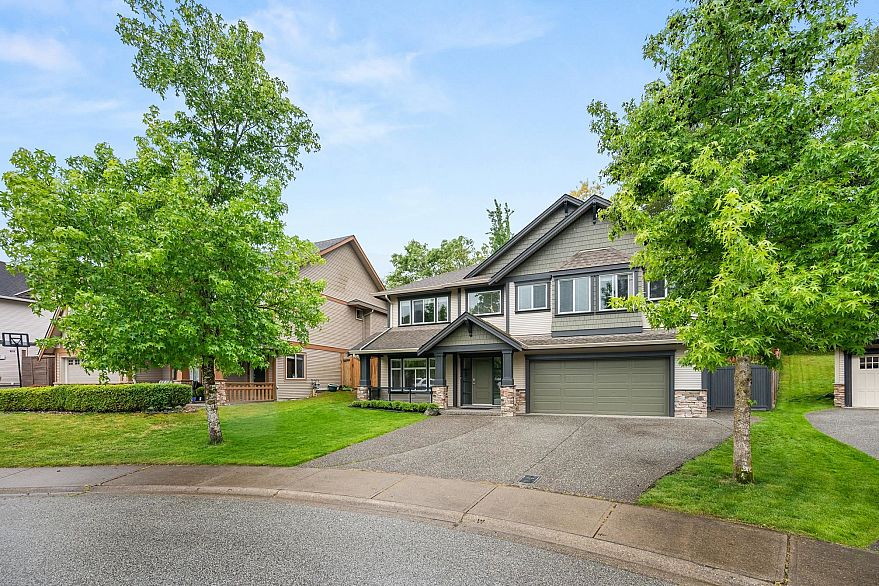 3887 Angus Crescent