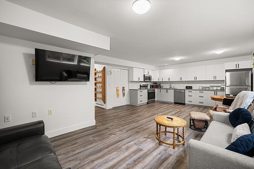 3887 Angus Crescent