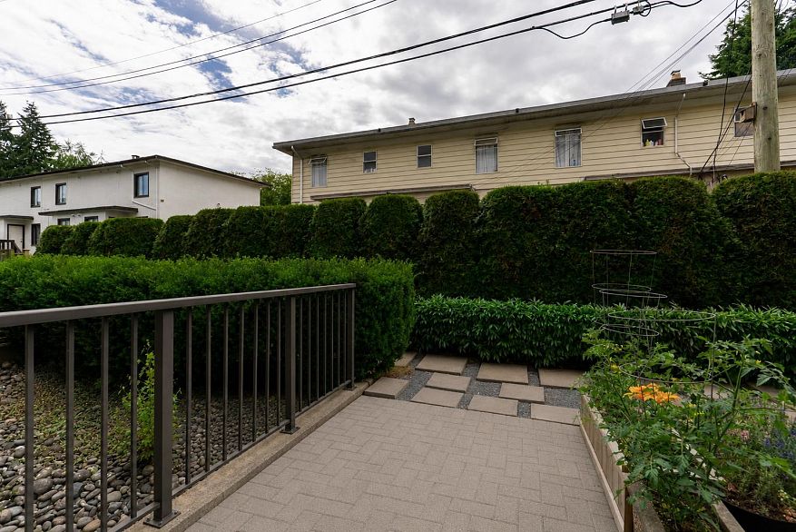 206 5632 Kings Road