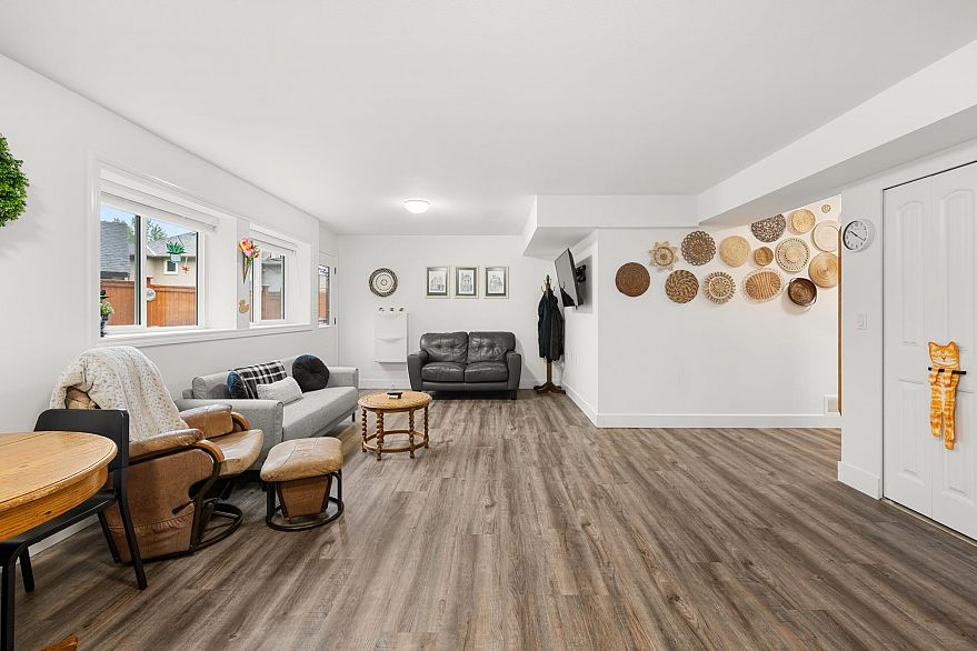 3887 Angus Crescent
