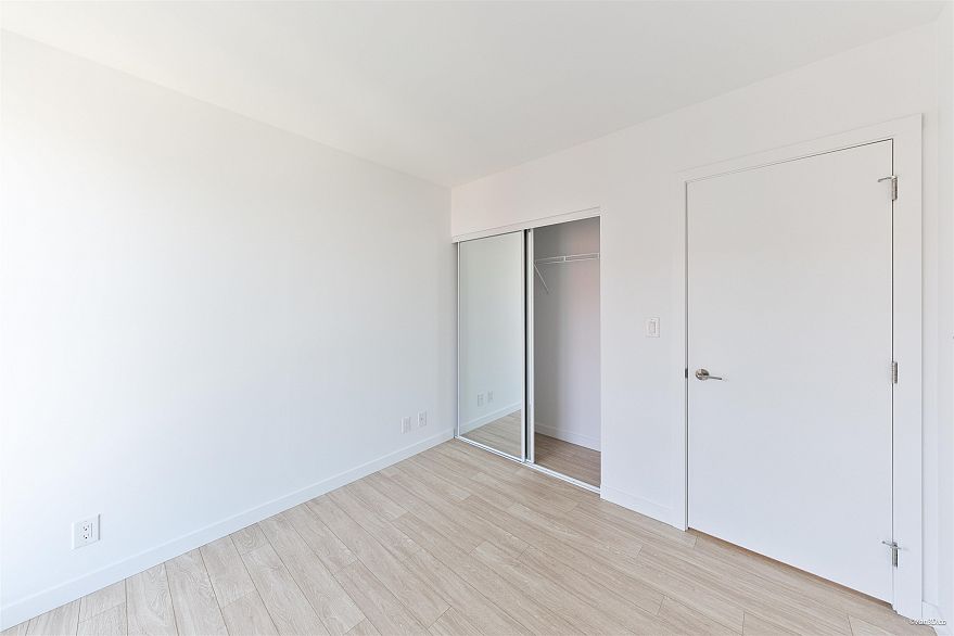 1004 933 E Hastings Street