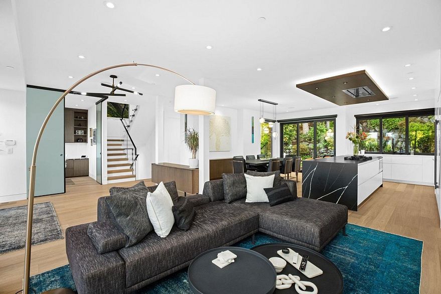 4328 Locarno Crescent