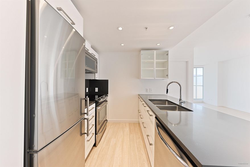 1004 933 E Hastings Street