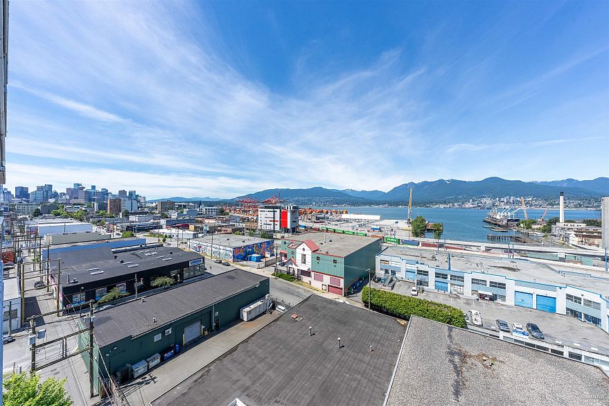 1004 933 E Hastings Street