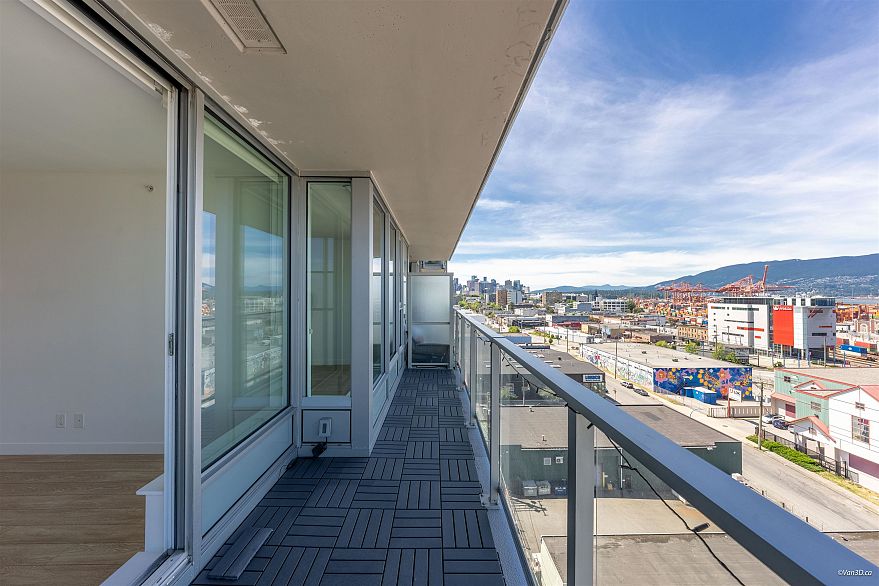1004 933 E Hastings Street