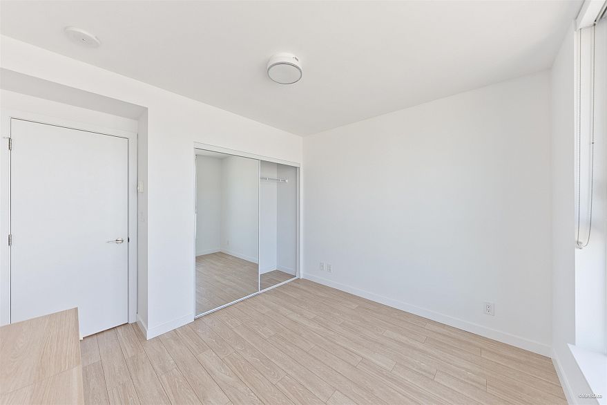 1004 933 E Hastings Street
