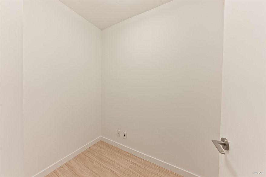 1004 933 E Hastings Street