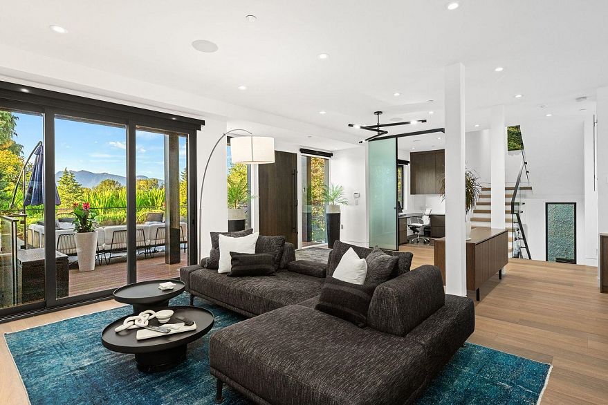 4328 Locarno Crescent