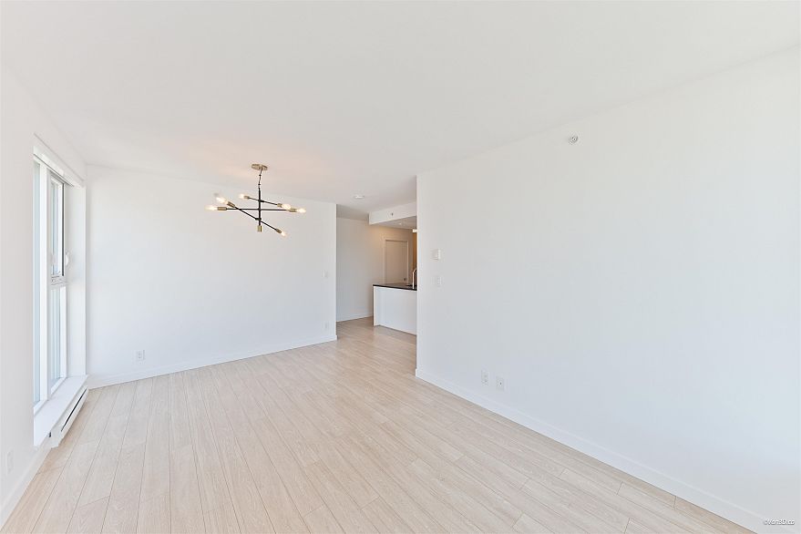 1004 933 E Hastings Street