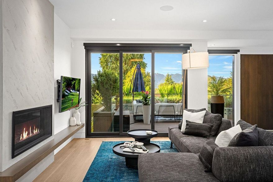 4328 Locarno Crescent