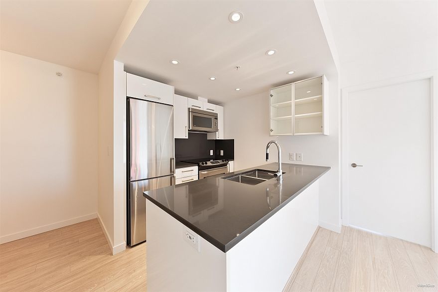 1004 933 E Hastings Street