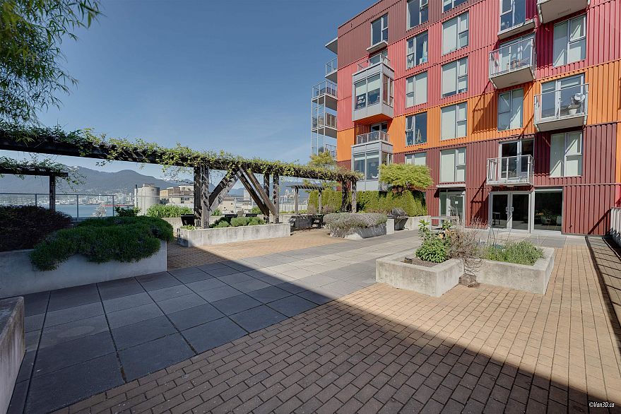 1004 933 E Hastings Street