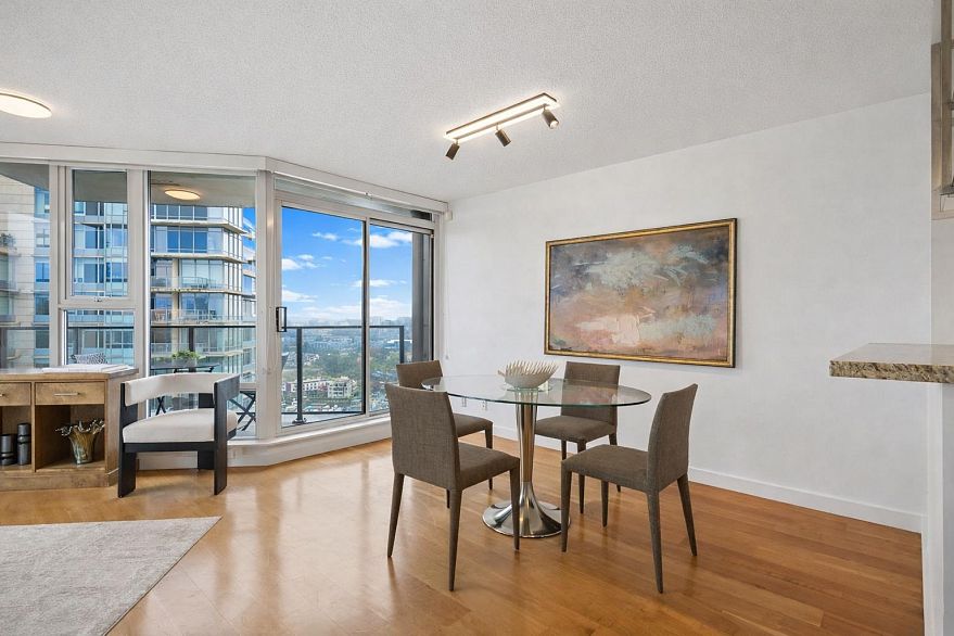 2502 455 Beach Crescent