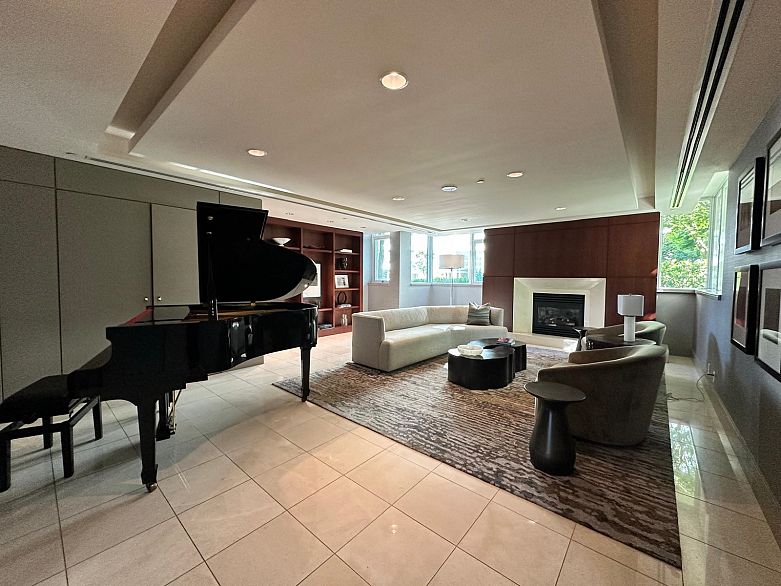 402 1777 Bayshore Drive