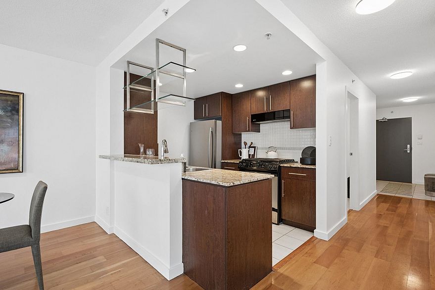 2502 455 Beach Crescent