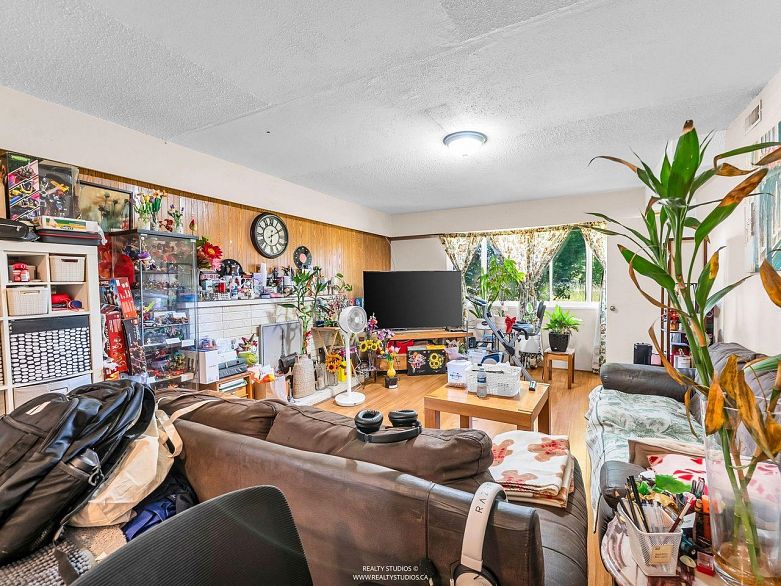 1205 E 49th Avenue