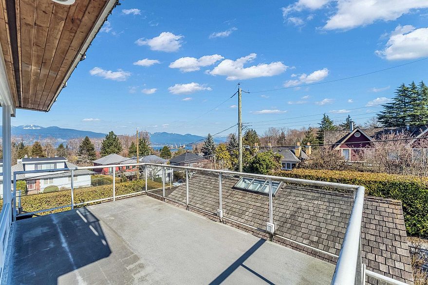 4389 Locarno Crescent