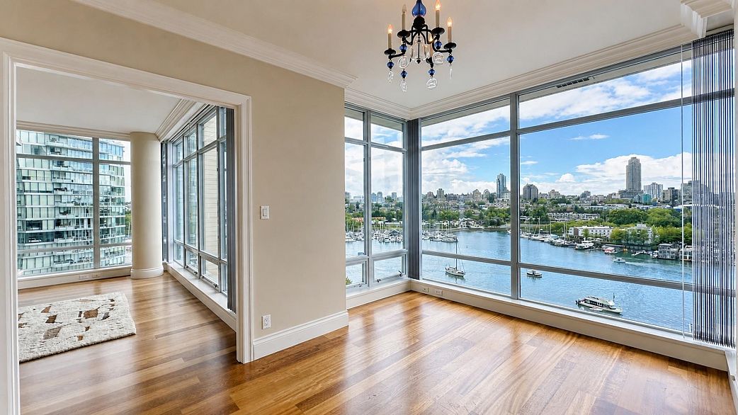 1201 428 Beach Crescent