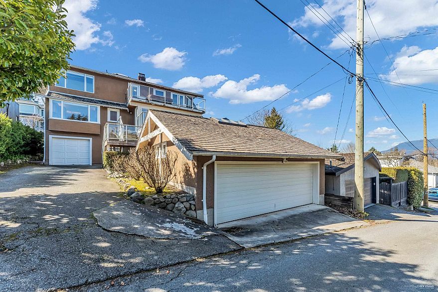 4389 Locarno Crescent
