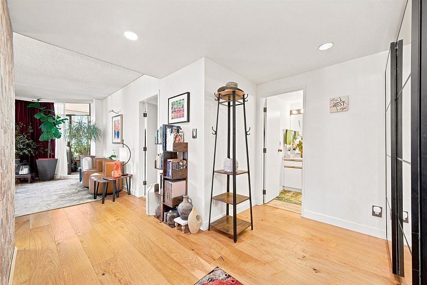 1601 738 Broughton Street