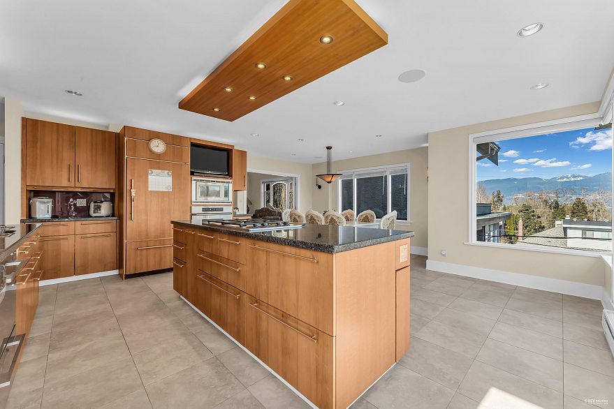4389 Locarno Crescent