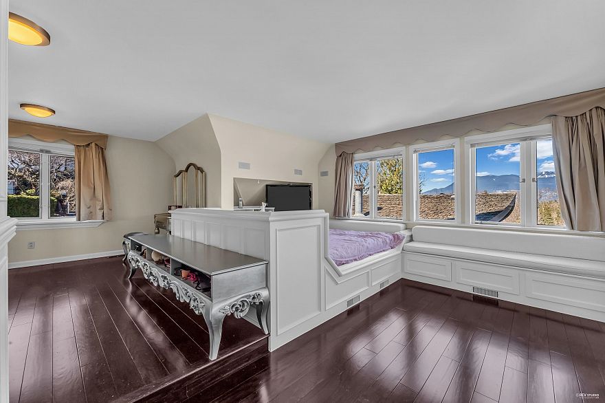 4389 Locarno Crescent