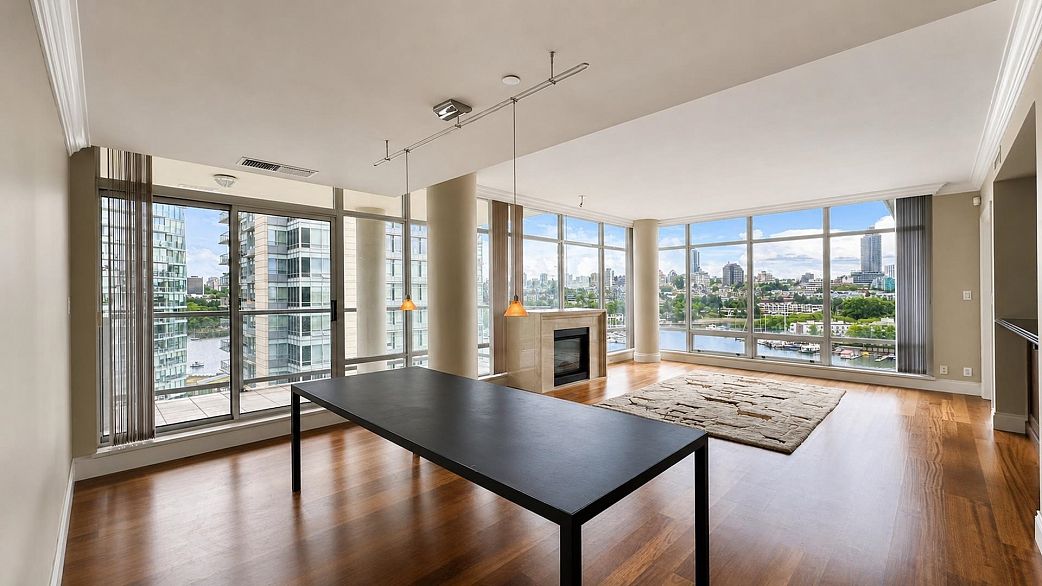1201 428 Beach Crescent