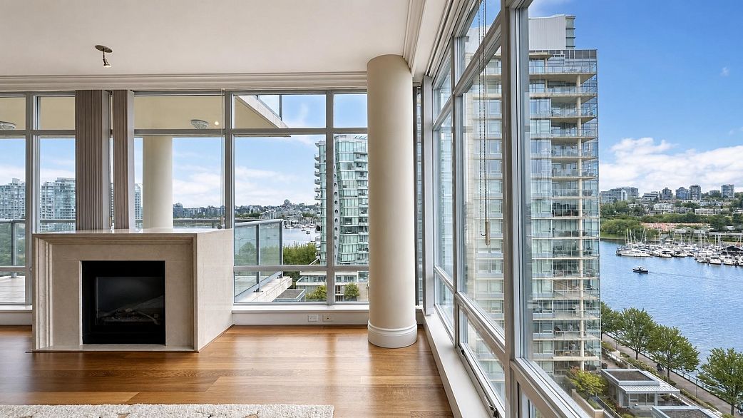 1201 428 Beach Crescent