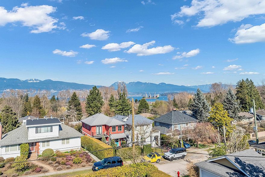 4389 Locarno Crescent
