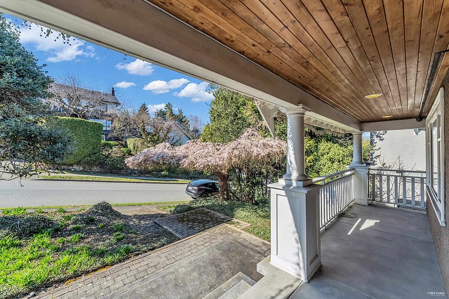 4389 Locarno Crescent