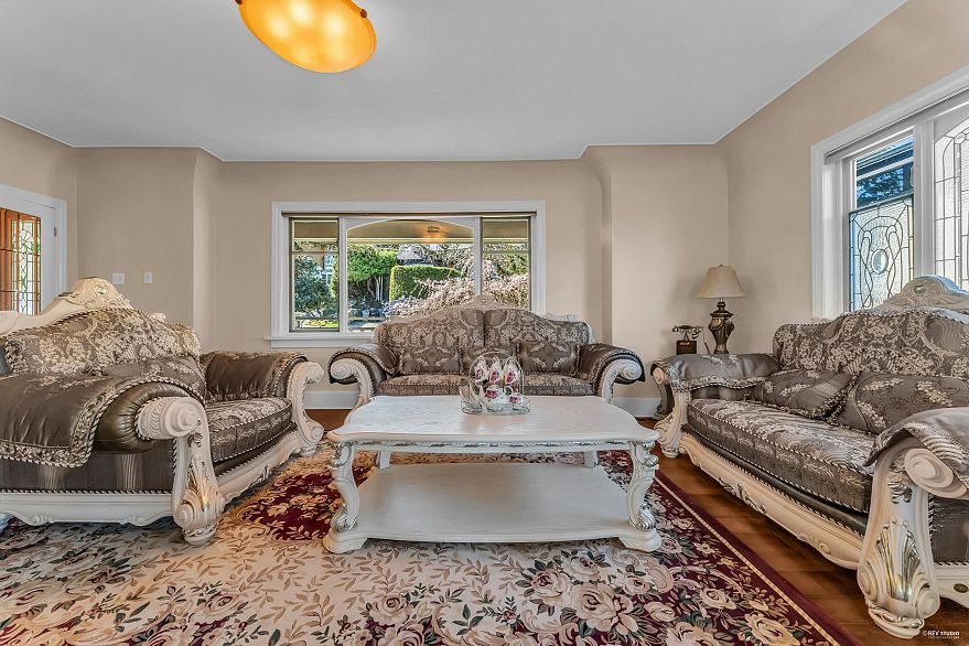 4389 Locarno Crescent