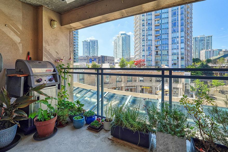 306 183 Keefer Place