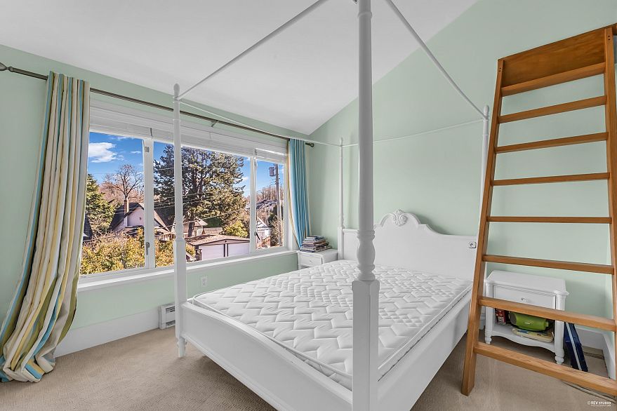 4389 Locarno Crescent
