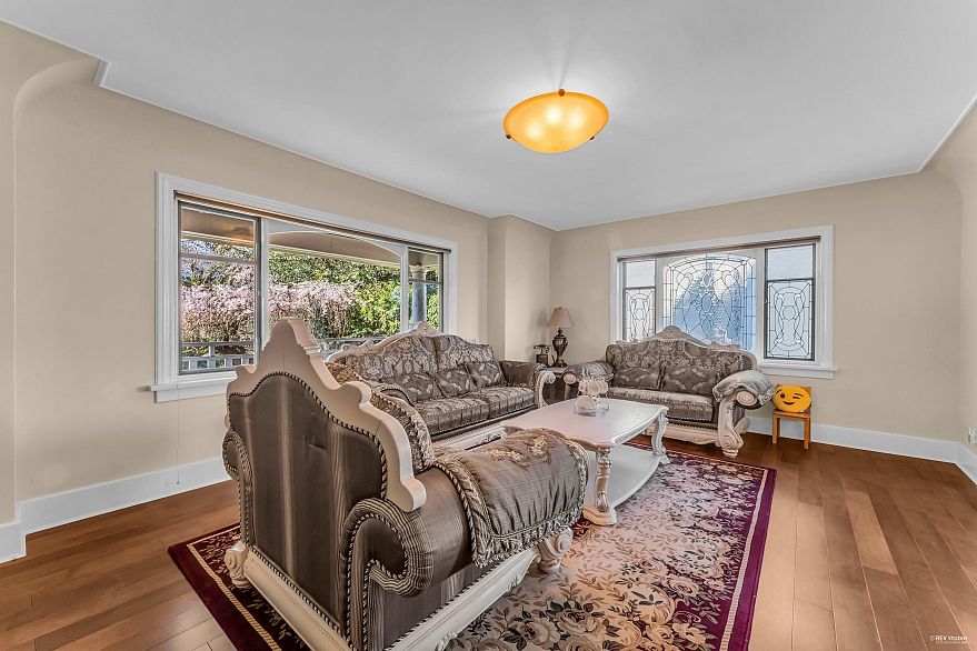 4389 Locarno Crescent