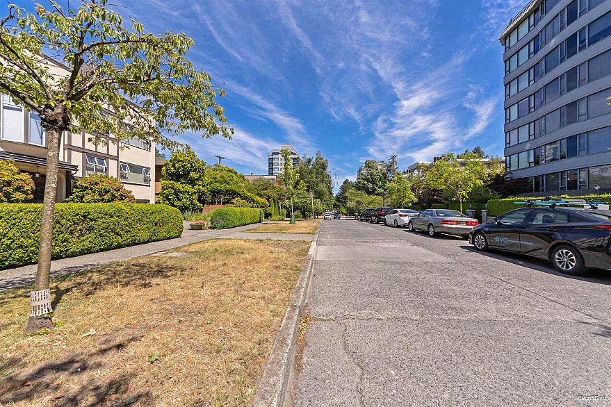 3 2255 W 40th Avenue