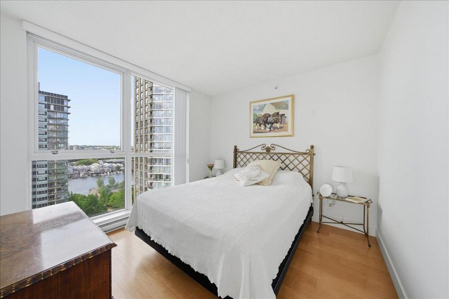 2002 1408 Strathmore Mews