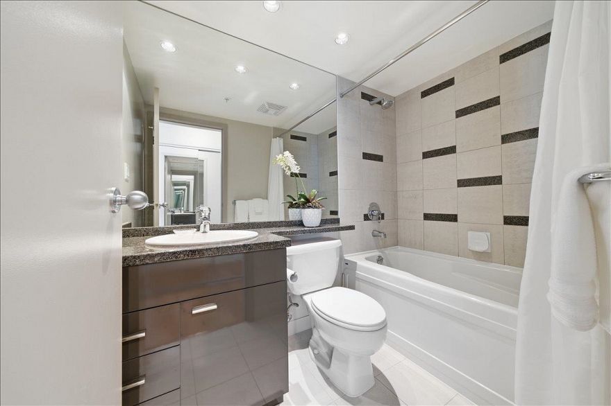 2002 1408 Strathmore Mews