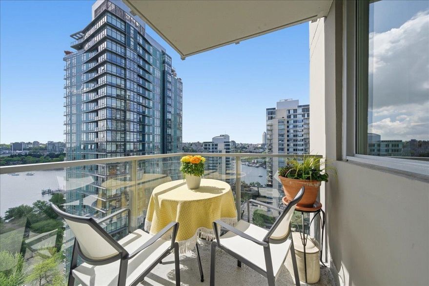 2002 1408 Strathmore Mews