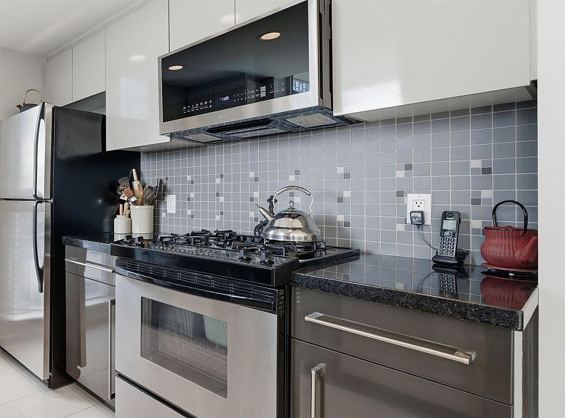 2002 1408 Strathmore Mews