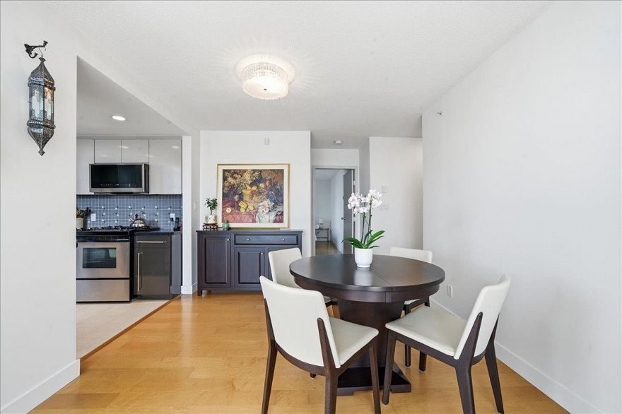 2002 1408 Strathmore Mews