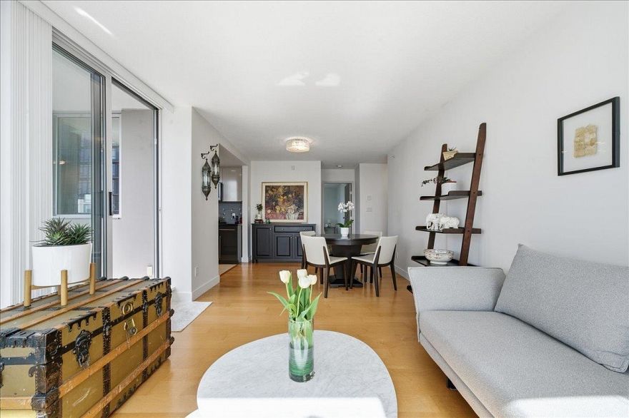 2002 1408 Strathmore Mews
