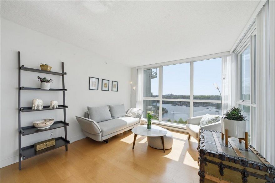 2002 1408 Strathmore Mews
