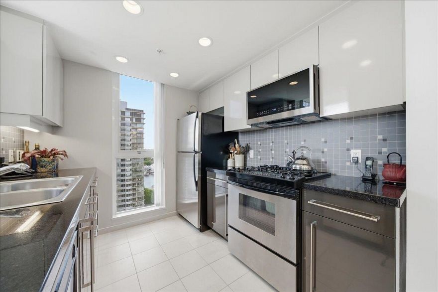 2002 1408 Strathmore Mews