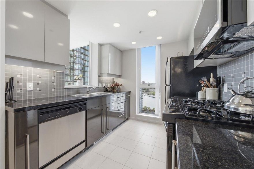 2002 1408 Strathmore Mews