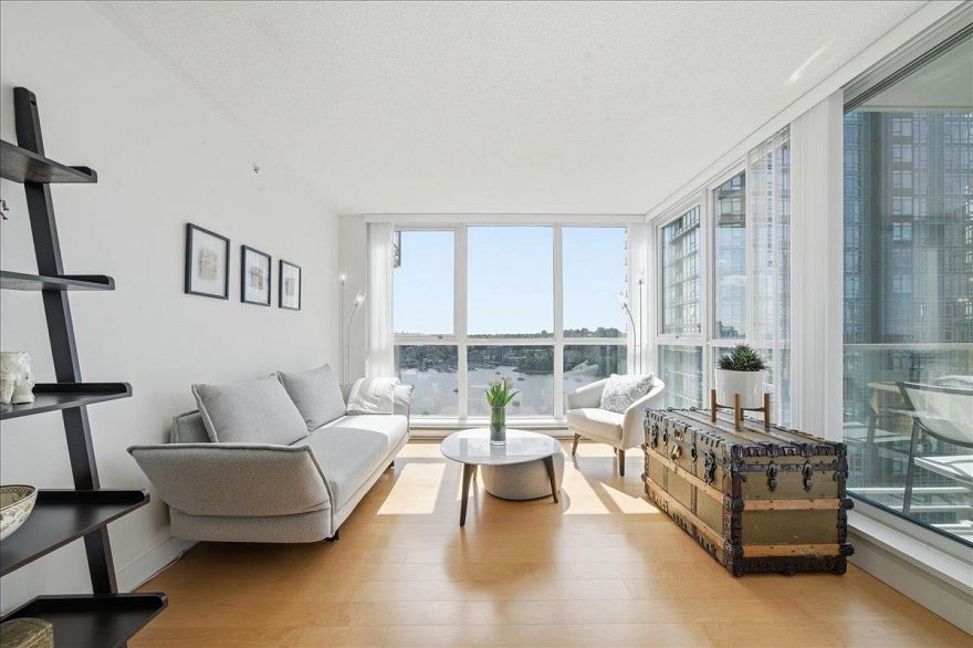 2002 1408 Strathmore Mews