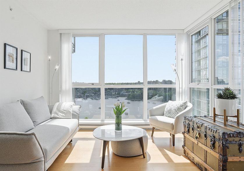 2002 1408 Strathmore Mews